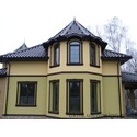 Загородный дом с арочными окнами из цветного профиля со шпросами